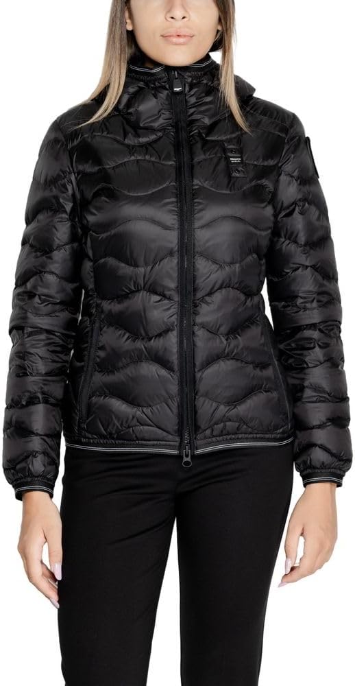 Piumino corto da donna Blauer Camelia in poliestere, cappuccio fisso, tasche laterali, chiusura con zip intera, toppa con stemma laterale